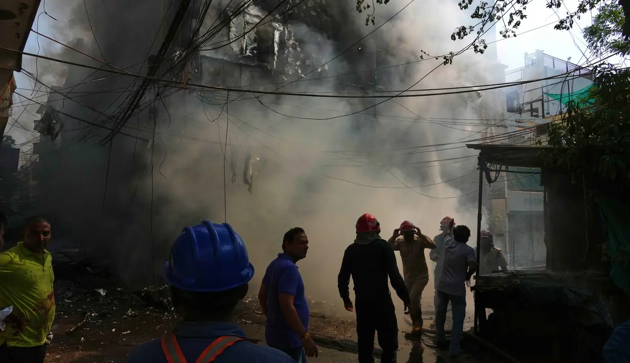 Petugas pemadam kebakaran mencoba memadamkan api yang membakar sebuah hotel di New Delhi, India, Rabu 3 Juni 2026. (AP Photo/Manish Swarup)