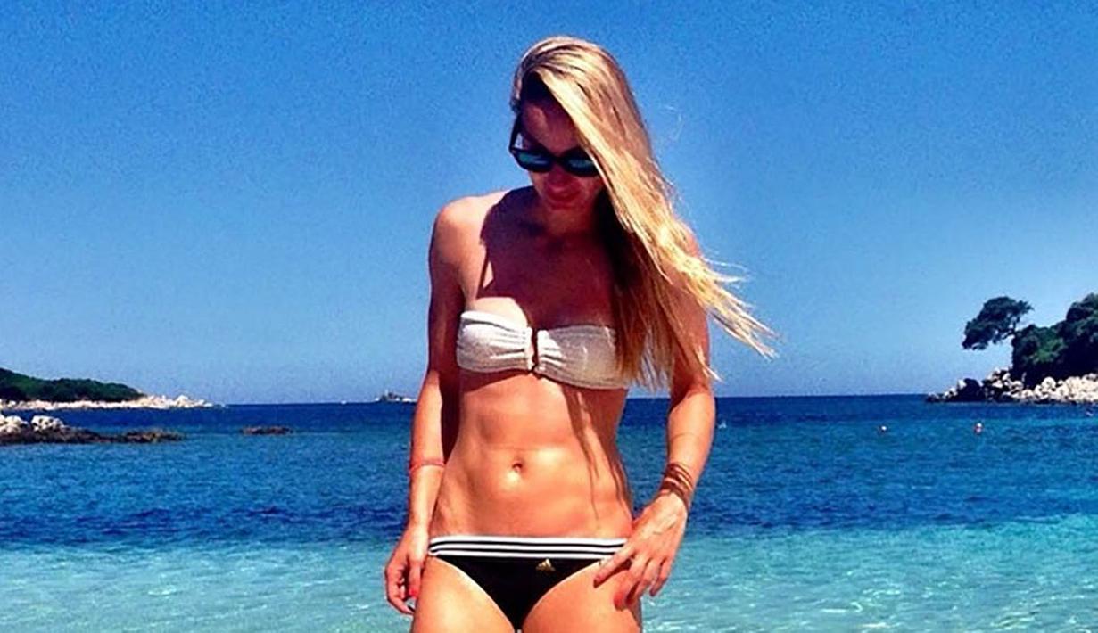 Jika sepak bola putra Swedia memiliki, Zlatan Ibrahimovi, maka di sepak bola putri mereka memiliki Kosovare Asllani. Kedua pemain itu sama-sama berposisi sebagai striker dan memiliki naluri mencetak gol yang tinggi. (Bola.com/Instagram/asllani9)