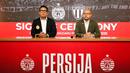 Direktur Persija Jakarta, Mohamad Prapanca (kiri) dan CEO Trengganu FC, Tuan Sheikh Farouk saat acara penandatanganan MoU kerja sama antara Persija Jakarta dan Trengganu FC yang bertempat di Kantor Persija, Jakarta, pada Jumat (28/11/2025).