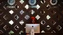 Seorang resepsionis mengamati layar komputer di balik meja di hotel Al Meroz, Bangkok, (29/8). Thailand yang mayoritas penduduknya Buddhis telah membuka hotel halal pertama dengan harapan akan menarik lebih banyak turis Muslim. (REUTERS/Chaiwat Subprasom)