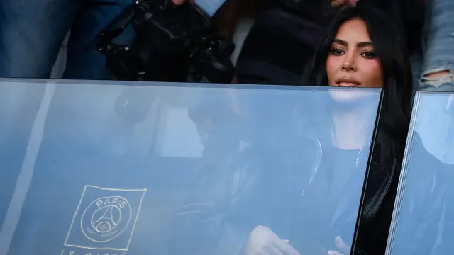 Foto: Ramai Soal Kutukan, Ini Dia Gaya Kim Kardashian saat Menonton PSG