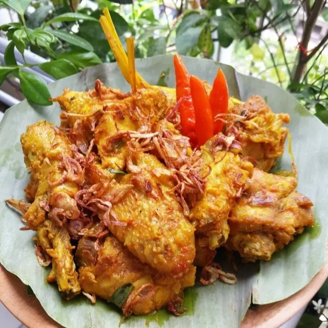Sajian ayam ungkep kering asam