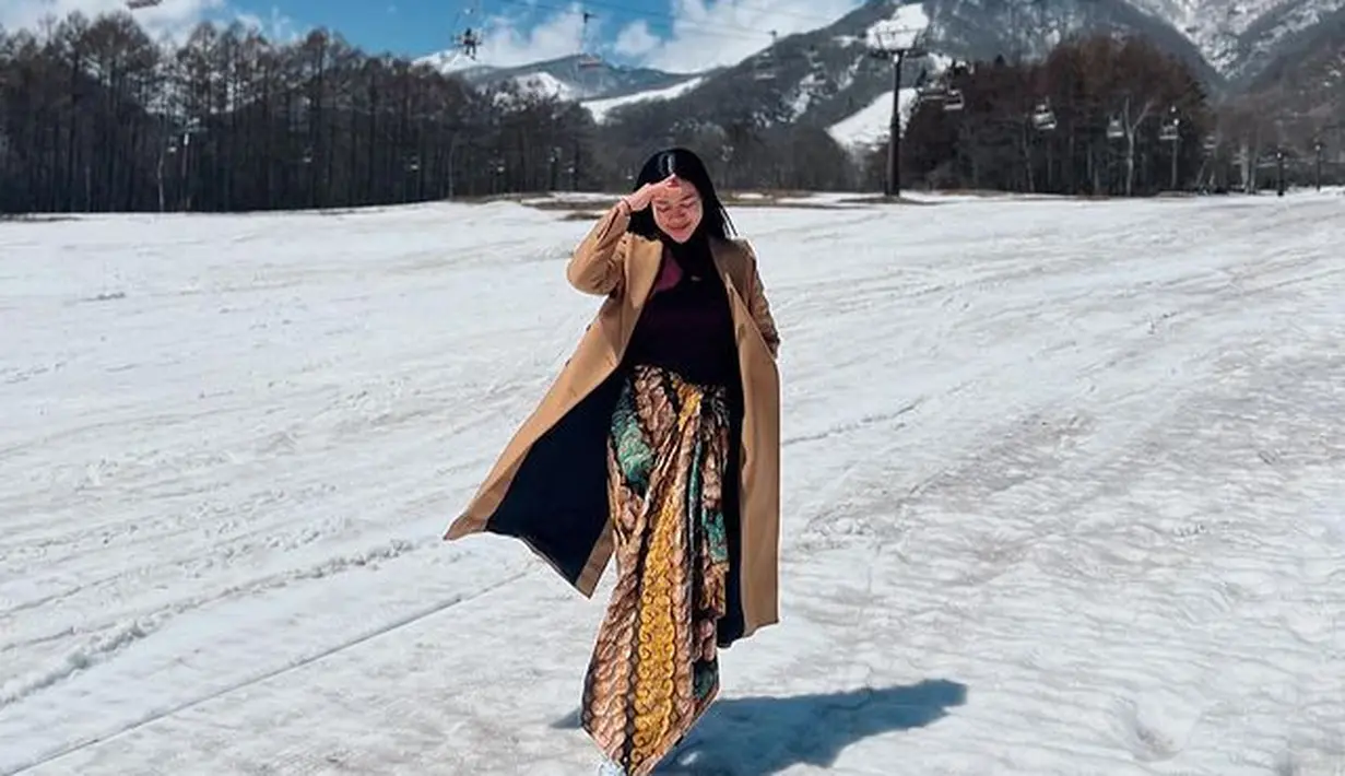 Yura juga pandai mix n match yang tradisional dan modern, contohnya seperti foto ini. [instagram/yurayunita]