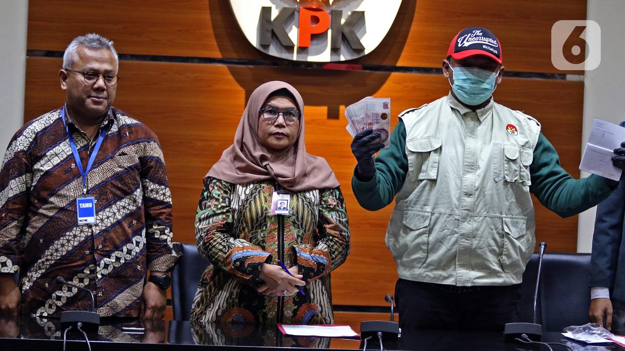 KPK Perlihatkan Barang Bukti OTT Wahyu Setiawan