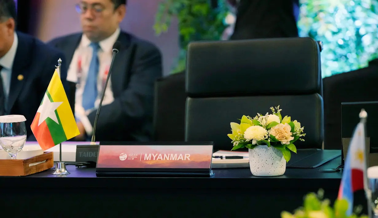 Menlu Retno juga menjelaskan bahwa Dialog HAM di ASEAN (ASEAN Human Rights Dialogue) merupakan bukti atas kedewasaan ASEAN untuk berdialog secara terbuka tanpa menyebut nama dan mempermalukan. (AP Photo/Achmad Ibrahim, Pool)