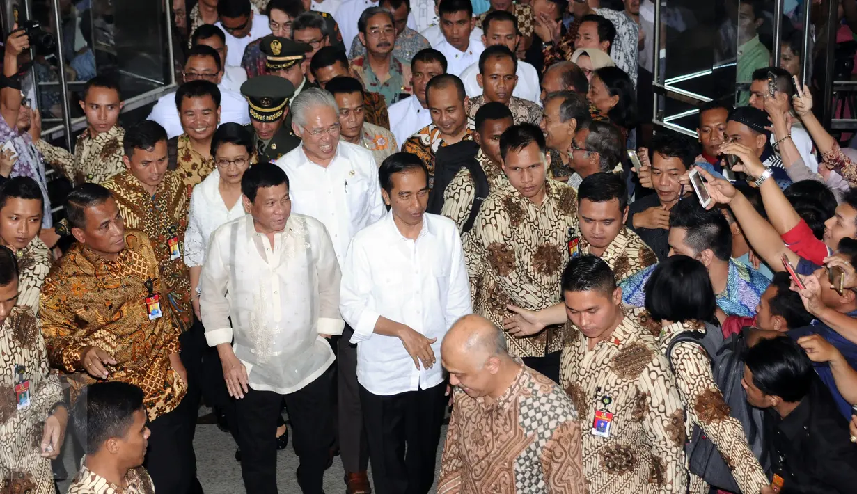 Presiden RI Joko Widodo (kanan) bersama Presiden Republik Filipina ‎Rodrigo Roa Duterte saat tiba di Pasar Blok A Tanah Abang Jakarta, Jumat (9/9). Jokowi mengajak Duterte blusukan di Pasar Tanah Abang. (Liputan6.com/Helmi Fithriansyah)