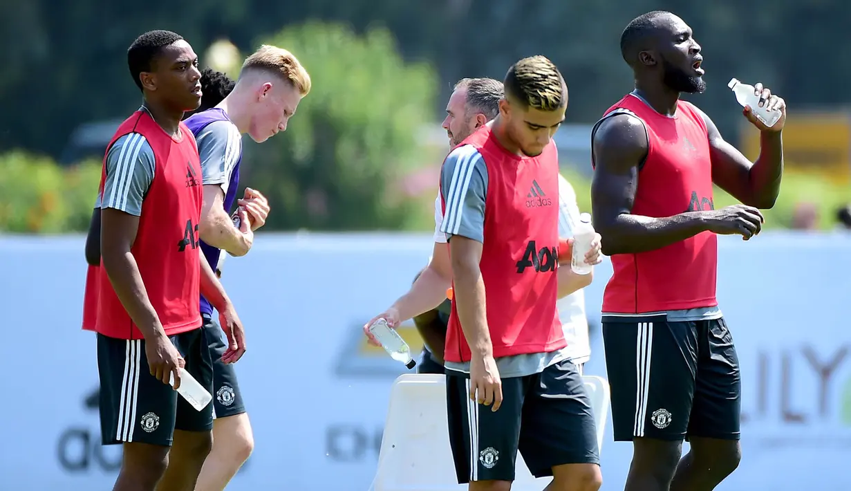 Striker anyar Manchester United, Romelu Lukaku, melepas dahaga saat latihan perdana dalam rangkaian tur pramusim di Stadion UCLA Drake, Los Angeles, Senin (10/7/2017). (AFP/Harry How)