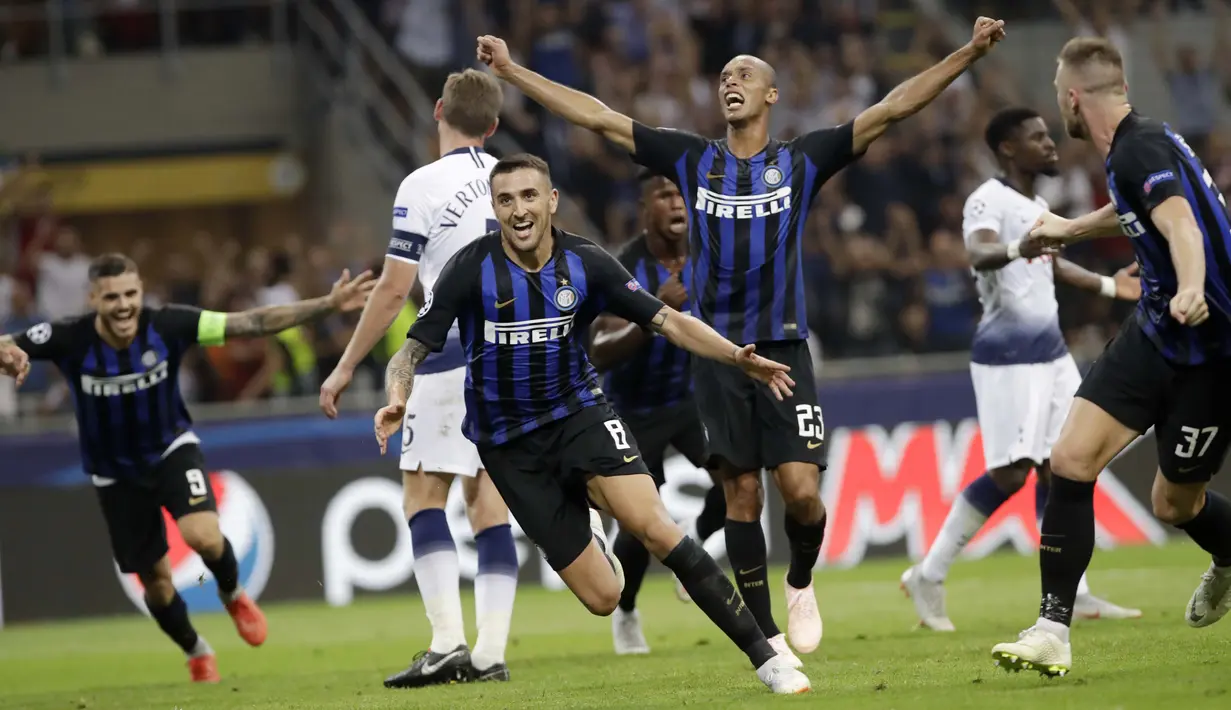 Gelandang Inter Milan, Matias Vecino, melakukan selebrasi usai membobol gawang Tottenham Hotspur pada laga Liga Champions di Stadion Giuseppe Meazza, Milan, Selasa (18/9/2018). Inter Milan menang 2-1 atas Tottenham Hotspur. (AP/Luca Bruno)