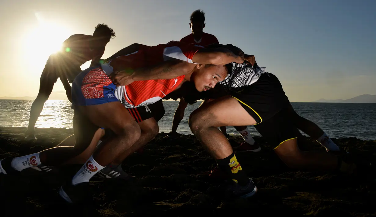 Sejumlah atlet nasional cabang olahraga Rugbi Indonesia mengikuti latihan di pesisir sebuah pantai di Banda Aceh, Aceh, Kamis (2/7/2020). Latihan ini dilakukan untuk persiapan PON Papua dan Sea Games 2021 di Vietnam. (Photo by CHAIDEER MAHYUDDIN / AFP)