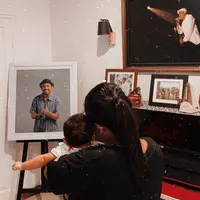 Mutia Ayu dan Gewa menyapa foto Glenn Fredly (https://www.instagram.com/p/CBCPJaXH5_l/)