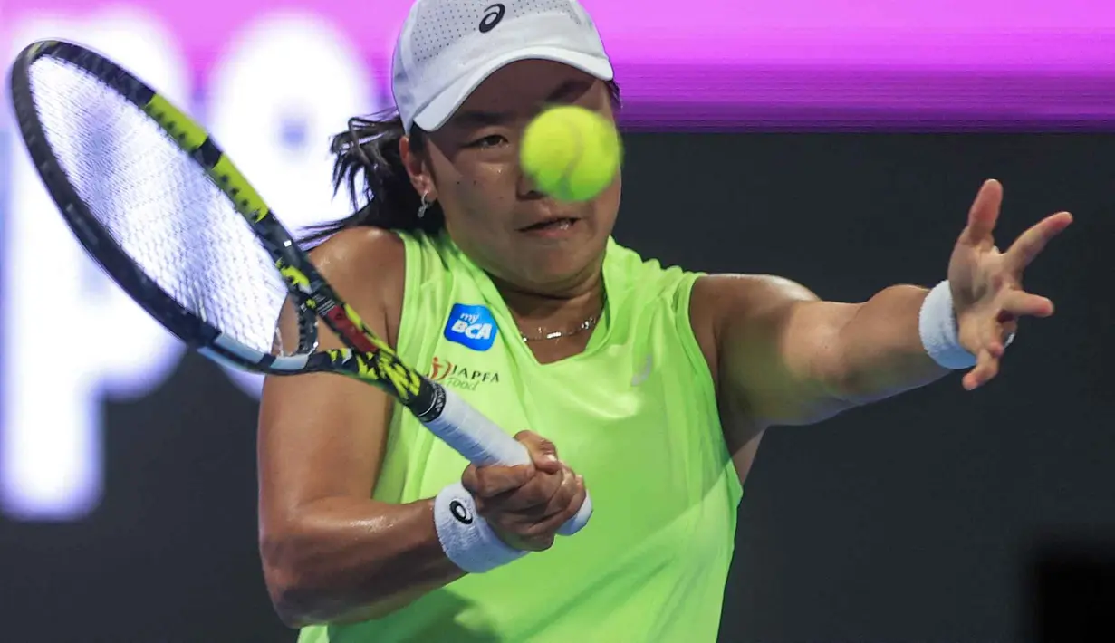 Janice Tjen, yang mendapatkan wildcard pada ajang WTA 1000 tersebut, tak mampu mengatasi penampilan unggulan teratas Iga Swiatek. Tampak dalam foto, petenis tunggal putri Indonesia, Janice Tjen memukul bola balasan saat melawan Iga Swiatek (Polandia) pada babak kedua turnamen Qatar Open di Doha, 10 Februari 2026. (Karim JAAFAR/AFP)