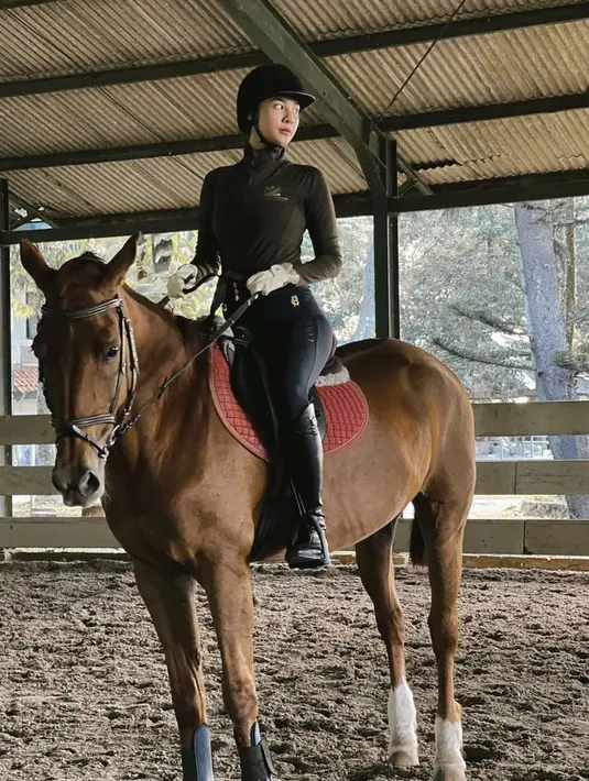 <p>Ketika berkuda ia tampil dengan baju berkuda dari atasan turtle neck lengan panjang dipadukan celana panjang dan boots hitamnya yang serasi dengan helm. Tak lupa ia pun mengenakan sarung tangan putih.&nbsp;@anyageraldine</p>