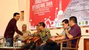 Anggota Komisi I DPR RI,  Effendi MS Simbolon (kiri) hadir mengikuti diskusi refleksi awal tahun di Jakarta, Selasa (12/1/2016). Diskusi membahas Evaluasi Kritis, Sepak terjang PT Freeport Mengelola Tambang di Indonesia. (Liputan6.com/Helmi Fithriansyah)