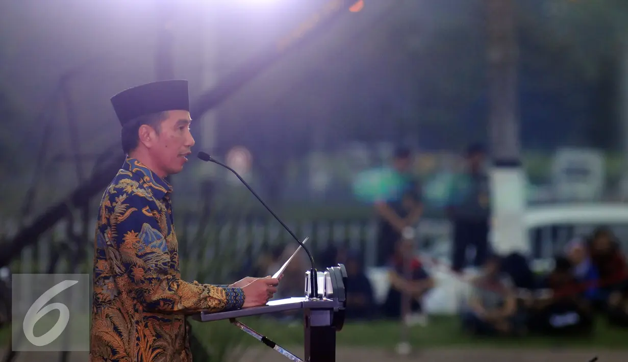 Presiden RI Joko Widodo memberikan amanat saat acara Silaturahmi dengan Keluarga Besar TNI dan Komponen Masyarakat di Mabes TNI, Jakarta, Senin (27/6). Ribuan anak yatim dan veteran ikut dalam acara tersebut. (Liputan6.com/Helmi Fithriansyah)