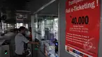 Seorang pengguna bus Transjakarta saat membeli e-ticketing di kasir, Jakarta, Sabtu (21/2/2015). PT Transportasi Jakarta (Transjakarta) menyatakan seluruh 12 koridor Transjakarta resmi menggunakan e-ticketing. (Liputan6.com/JohanTallo)