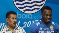 Manajer Persib Bandung, Umuh Muchtar, mendampingi pemain barunya, Michael Essien, saat jumpa pers di Kantor Persib Bandung, Jawa Barat, Rabu (29/3/2017). (Bola.com/Vitalis Yogi Trisna)