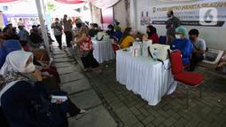 Suasana pelaksanaan vaksinasi COVID-19 di kawasan Pancoran, Jakarta (29/3/2022). Pemprov DKI Jakarta akan meningkatkan sentra vaksinasi jelang Ramadhan, hal itu dilakukan untuk meningkatkan percepatan vaksinasi booster sebagai syarat mudik 2022.(Liputan6.com/Herman Zakharia)