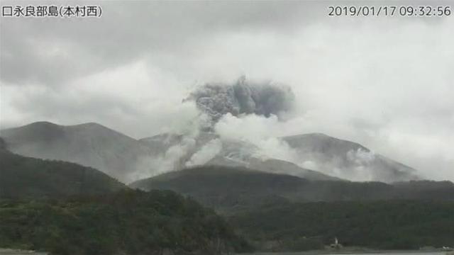 Gunung api erupsi di Jepang Selatan pada Kamis, 17 Januari 2019 (AFP/Kyodo)