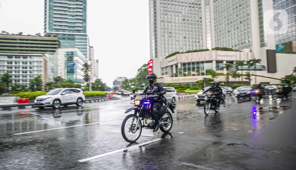 Pasukan Brimob melintas di kawasan Bundaran Hotel Indonesia (HI), Jakarta, Kamis (31/12/2020). Dalam pengamanan malam tahun baru ini, Polri menurunkan sebanyak total 8.139 personel gabungan dan disebar ke beberapa titik sesuai dengan wilayah hukumnya masing-masing. (Liputan6.com/Faizal Fanani)