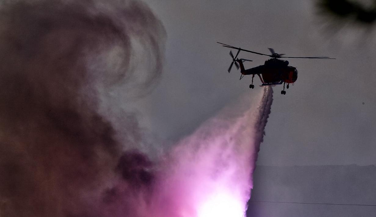 <p>Badan Meteorologi Yunani memperkirakan suhu akan mencapai puncaknya sekitar 41 derajat Celcius di Athena pada tengah hari. (Valerie GACHE/AFP)</p>