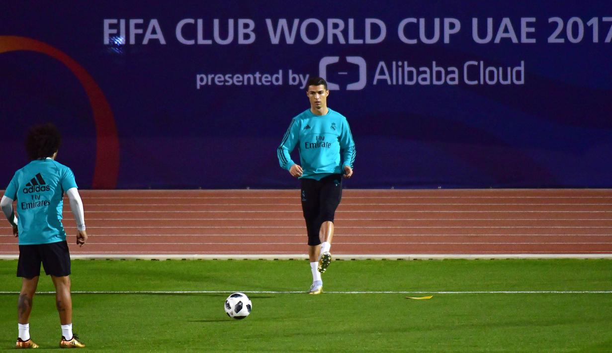 Bintang Real Madrid, Cristiano Ronaldo, mengontrol bola saat latihan di Stadion NY University Abu Dhabi, UAE, Senin (11/12/2017). Los Blancos bersiap jelang semifinal FIFA Club World Cup. (AFP/Giuseppe Cacace)