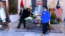 Menteri Luar Negeri RI Retno Marsudi (kanan) bersiap melakukan perbincangan empat mata dengan Menteri Luar Negeri Malaysia, Dato' Saifuddin Abdullah di Gedung Pancasila, Jakarta, Senin (23/7). (Liputan6.com/Helmi Fithriansyah)