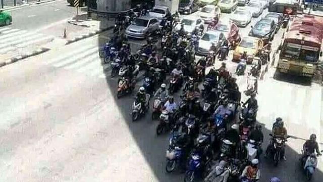 6 Kelakuan Tidak Biasa Saat Naik Motor, Bikin Enggak Habis Pikir