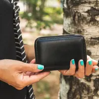 Ilustrasi dompet. Sumber foto: unsplash.com/Artem Beliaikin.