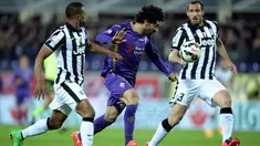 Duel panas terjadi di leg kedua semifinal Coppa Italia antara Fiorentina melawan Juventus di stadion Artemio Franchi, Italia, Rabu (8/4/2015). Juventus menang 3-0 atas Fiorentina. (AFP PHOTO/Filippo Monteforte)