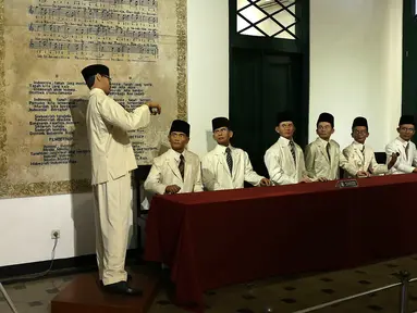 Petugas berjalan melewati ruangan diorama di Museum Sumpah Pemuda, Jakarta, Selasa (23/10). Museum ini merupakan lokasi Kongres Pemuda II atau yang dikenal sebagai Sumpah Pemuda. (Merdeka.com/Imam Buhori)