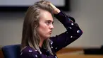 Terdakwa Michelle Carter merapihkan rambutnya saat menghadiri sidang di Pengadilan Negeri Taunton di Taunton, Mass, (8/6). Wanita berusia 20 tahun ini dituduh melakukan pembunuhan pada bulan Juli 2014. (AP Photo/Charles Krupa, Pool)