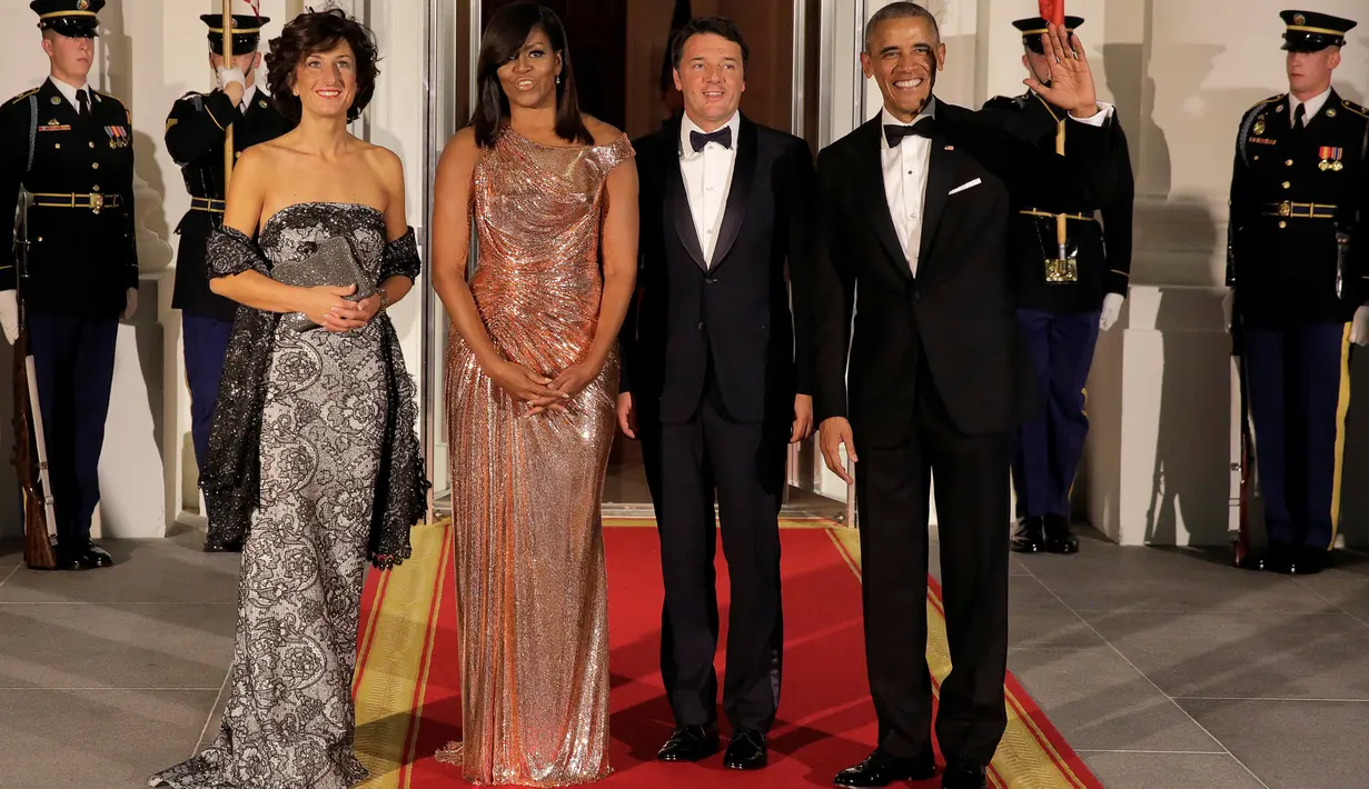 Presiden AS Barack Obama dan Ibu Negara Michelle Obama menyambut kedatangan PM Italia Matteo Renzi dan Agnese Landini di Gedung Putih, Selasa (18/10). Michelle memakai gaun warna rose-gold yang dibuat khusus oleh Atelier Versace. (REUTERS/Joshua Roberts)