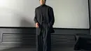 Ryu Jun Yeol dalam balutan outfit serba hitam. Ia mengenakan turtleneck, ditumpuknya dengan setelan blazer dan celana panjang, serta sepatu yang semuanya berwarnanya hitam. [Foto: Instagram/ryusdb]