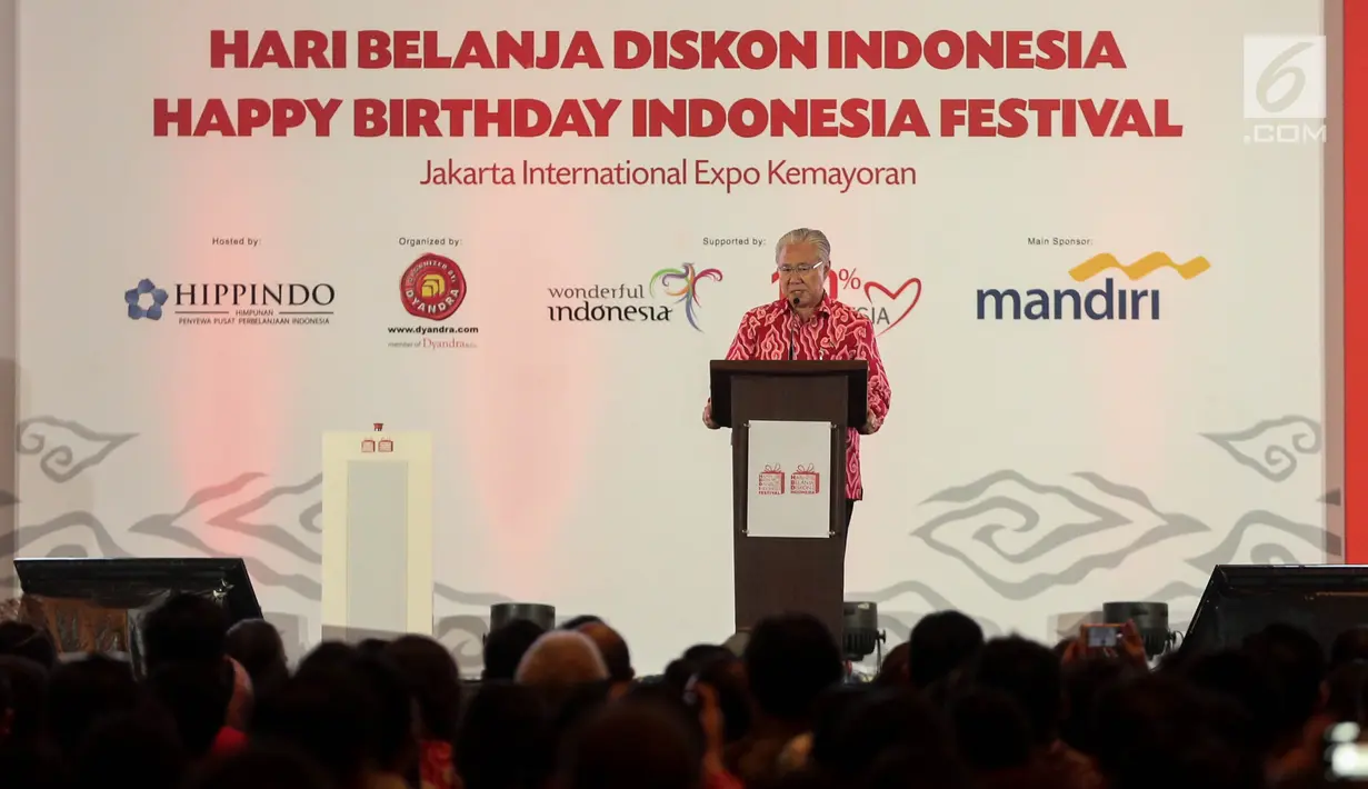 Mendag Enggartiasto Lukito memberikan sambutan pada pembukaan Hari Belanja Diskon Indonesia dan Happy Birthday Indonesia Festival di Jakarta, Selasa (15/8). Acara berlangsung dari 15-27 Agustus  di Gambir Expo Kemayoran. (Liputan6.com/Faizal Fanani)