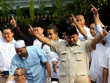 Capres 02 Prabowo Subianto bersama sejumlah tokoh dan kader pendukung saat konferensi pers  di depan Rumahnya, di Kertanegara, Jakarta, Rabu (17/4). Prabowo mengklaim menang Pilpres 2019 berdasarkan data exit poll menang di 5000 TPS. (Liputan6.com/Johan Tallo)