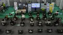 Warga menunggu untuk dipantau kemungkinan efek sampingnya setelah menerima vaksin COVID-19 Pfizer di pusat vaksinasi di Seoul, Korea Selatan, 25 Oktober 2021. Korea Selatan telah mencapai tujuannya untuk memvaksinasi 70 persen dari 52 juta penduduknya. (AP Photo/Ahn Young-joon)