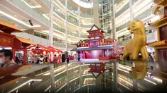Suasana dekorasi sambut Tahun Baru China di Pluit Village Jakarta Utara (23/02/2022). Mengangkat tema Blooming Happiness salah satu mall yang dikelola Lippo Malls menampilkan dekorasi dengan konsep arsitektur tradisional chinesse yang didominasi dengan warna merah. (Liputan6.com/Fery Pradolo)