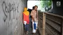 Pejalan kaki melintasi jalan setapak di sekitar Stasiun Cawang, Jakarta, Kamis (9/5). Meskipun sempit, jalan setapak tersebut masih menjadi pilihan sebagian pejalan kaki untuk menyeberangi Jalan Gatot Soebroto, dibanding harus melewati JPO yang jaraknya lebih jauh. (Liputan6.com/Immanuel Antonius)