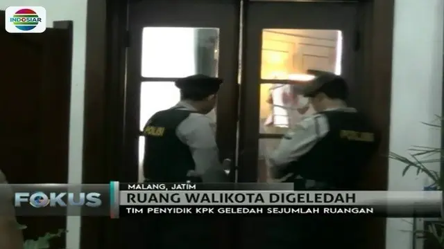Ada indikasi korupsi, petugas KPK menggeledah ruang kerja sejumlah pejabat Kota Malang, Jawa Timur.