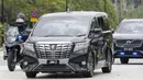 Sebuah mobil yang membawa Perdana Menteri Malaysia Muhyiddin Yassin memasuki Istana Nasional untuk bertemu dengan raja di Kuala Lumpur, Malaysia, Senin (16/8/2021). Muhyiddin Yassin mundur dari jabatannya setelah setahun berkuasa. (AP Photo/FL Wong)
