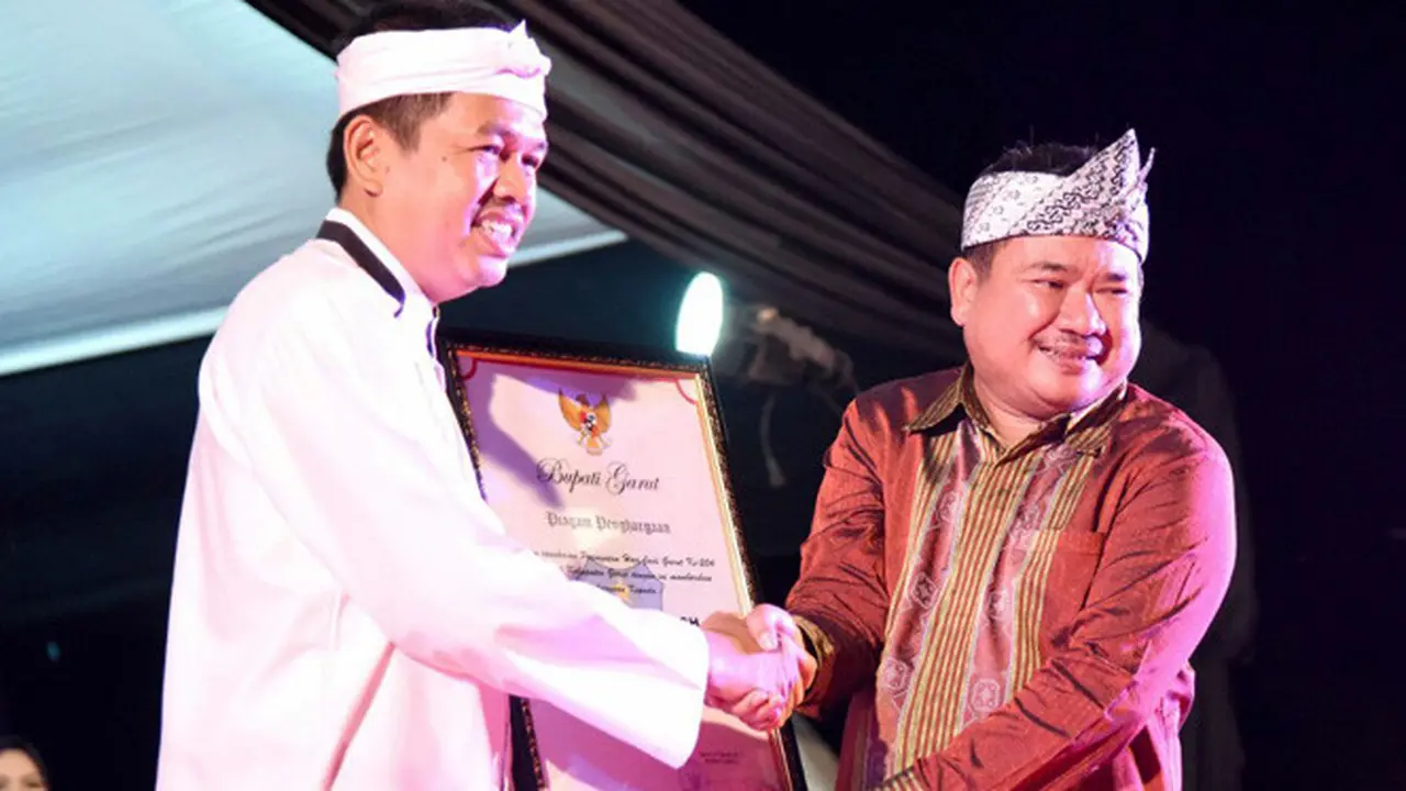 Bupati Garut Berikan Penghargaan Kepada Dedi Mulyadi