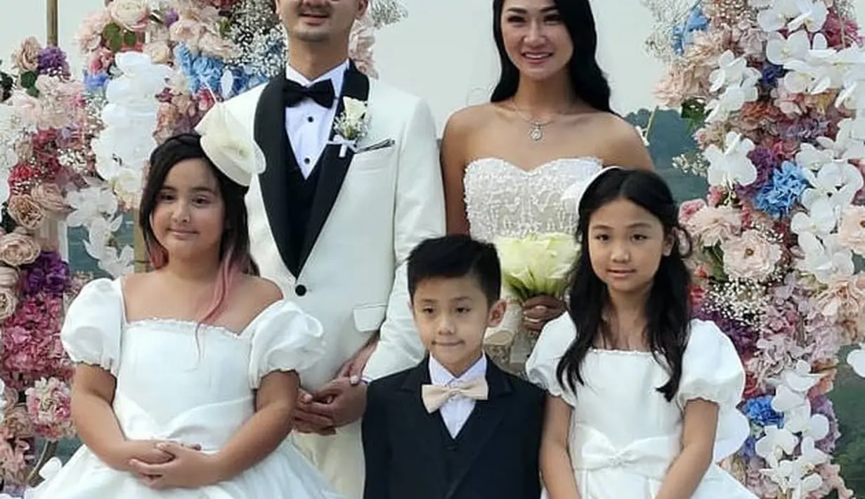 Berita bahagia datang dari Tere, mantan asisten Nia Ramadhani yang baru saja menggelar pernikahan dan dihadiri oleh Mikhayla Putri, anak Nia Ramadhani. (Foto: Instagram/ Nia Ramadhani Update).