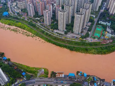 Kondisi banjir di Distrik Qijiang, Kota Chongqing, China barat daya (1/7/2020). Di Distrik Qijiang, Kota Chongqing, guyuran hujan telah menyebabkan peningkatan debit air ke sungai-sungai di daerah pusat kota, dan beberapa pagar pengaman di sepanjang sungai rusak oleh derasnya arus air. (Xinhua/Chen