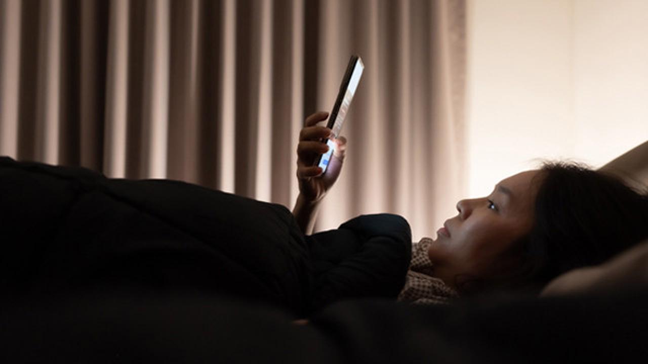 Tanpa Disadari, 5 Kebiasaan Ini Sering Dilakukan Orang Indonesia di Malam Hari