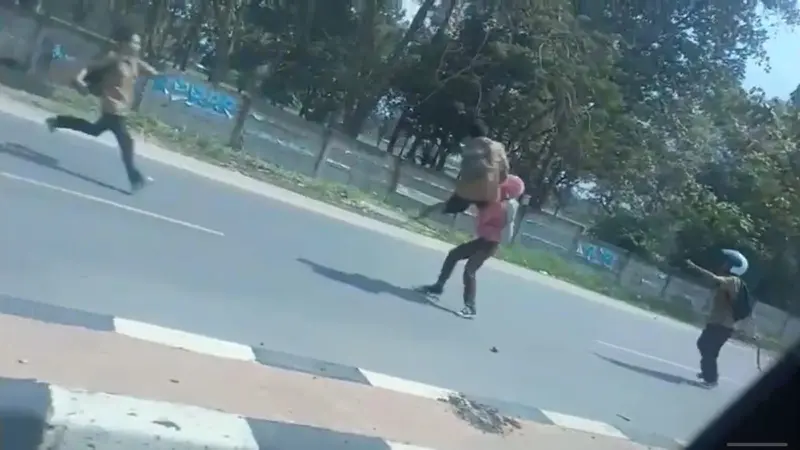 Tangkapan layar video viral rekaman dua kelompok pelajar tawuran bersenjata tajam di Kota Bandar Lampung. Foto : (Istimewa).