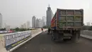Sebuah truk dipersiapkan saat uji beban statis dan dinamis Simpang Susun Semanggi, Jakarta, Kamis (13/7). Uji beban tersebut dilakukan guna menguji kelayakan Simpang Susun Semanggi sebelum diresmikan pada 17 Agustus mendatang. (Liputan6.com/Angga Yuniar)