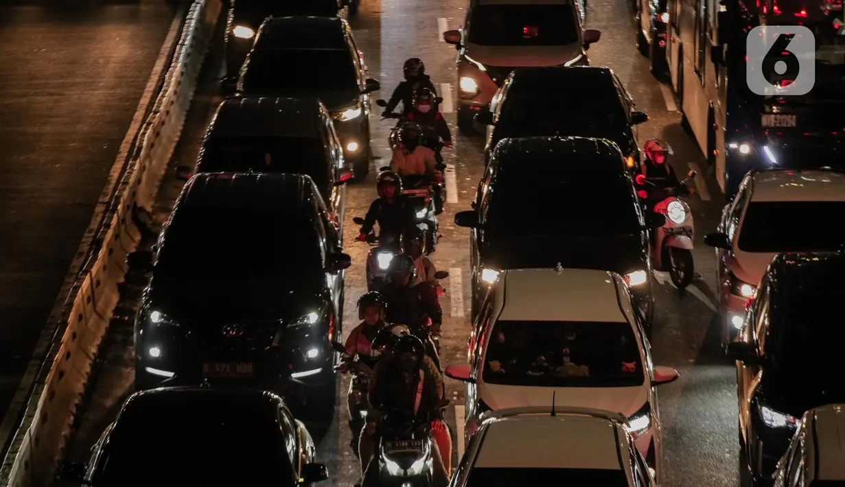 Kemacetan di ruas Jalan Gatot Subroto dan Tol Dalam Kota di Jakarta, Jumat (20/1/2023). Menjelang libur panjang akhir pekan dan tahun baru Imlek sejumlah ruas jalan Ibu Kota terutama yang mengarah keluar kota dipadati kendaraan. (Liputan6.com/Faizal Fanani)