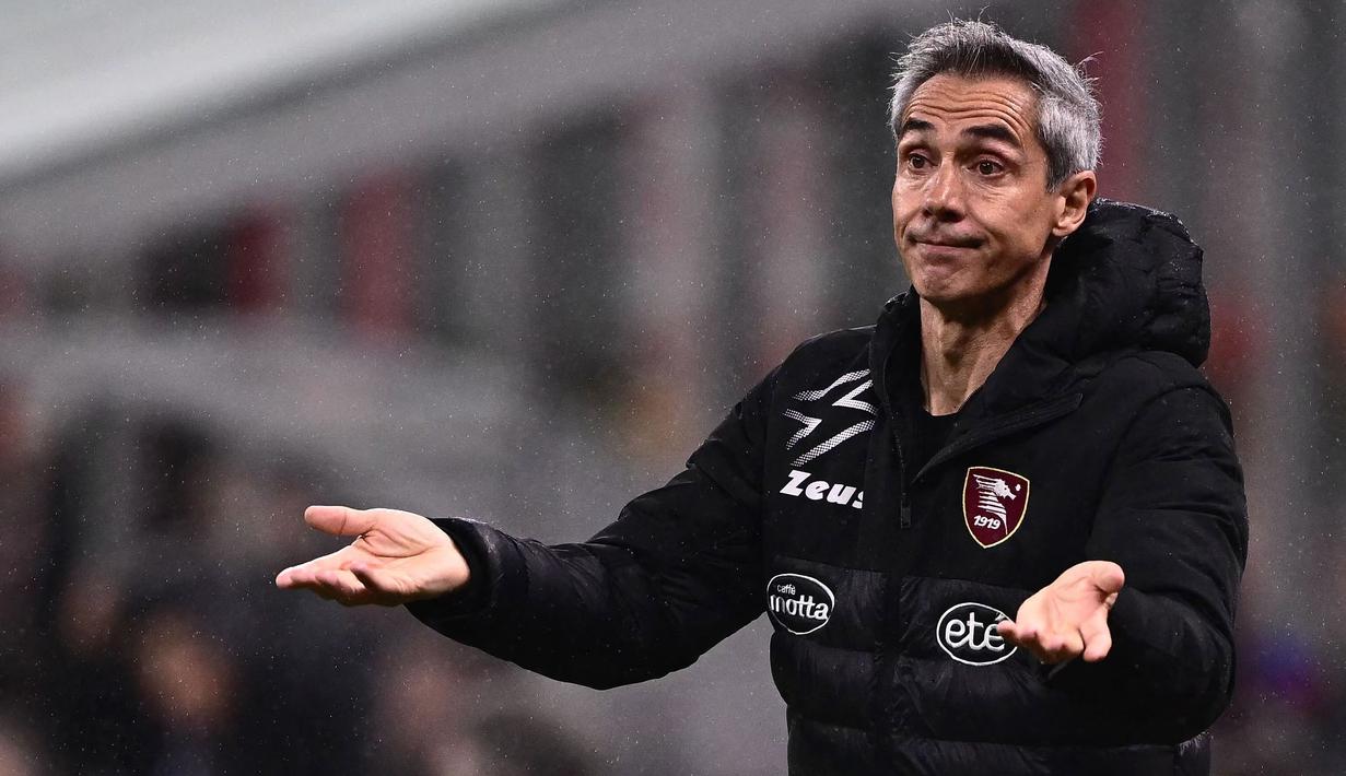 Paulo Sousa mulai menukangi Salernitana sejak tengah musim 2022/2023 setelah sempat berstatus tanpa klub usai meninggalkan Flamengo pada akhir musim 2021/2022. Mengawali musim 2023/2024, Salernitana berada di posisi ke-19 klasemen Serie A pada awal Oktober 2023. Paulo Sousa akhirnya dipecat pada 10 Oktober 2023 dan menjadi pelatih pertama Serie A yang dipecat pada musim 2023/2024. (AFP/Marco Bertorello)