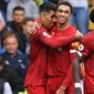 Para pemain Liverpool merayakan gol yang dicetak Roberto Firmino ke gawang Chelsea pada laga Premier League di Stadion Stamford Bridge, London, Minggu (22/9). Chelsea kalah 1-2 dari Liverpool. (AFP/Olly Greenwood)