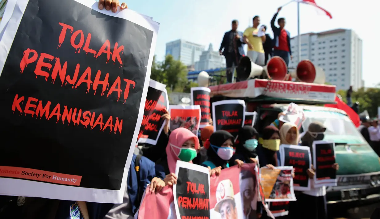 Massa berorasi damai saat menggelar aksi di depan Istana Negara Jakarta, Kamis (3/9/2015). Massa menolak kedatangan Presiden Mesir Presiden Mesir Abdel Fatah Al Sisi ke Indonesia terkait pelanggaran HAM dan demokrasi di Mesir. (Liputan6.com/Faizal Fanani)
